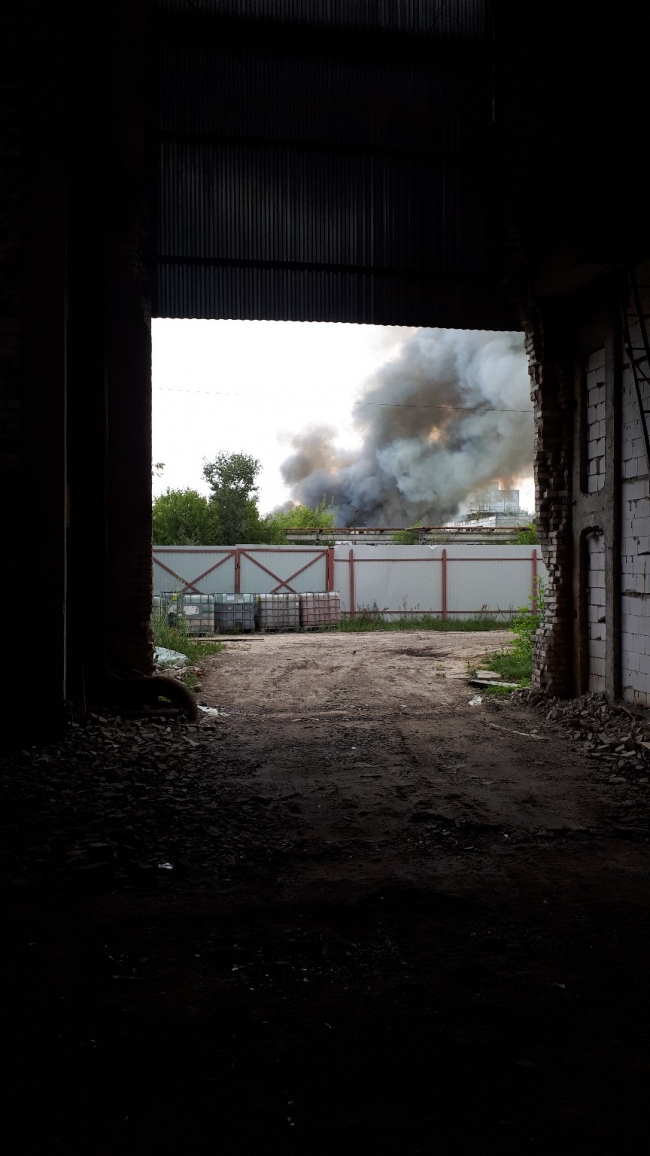 Склад завода химического оборудования загорелся в городе Дзержинске Нижегородской области