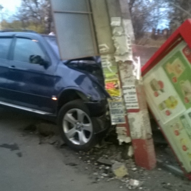 Image for BMW X5 протаранил бетонный столб у железнодорожного вокзала в Семёнове