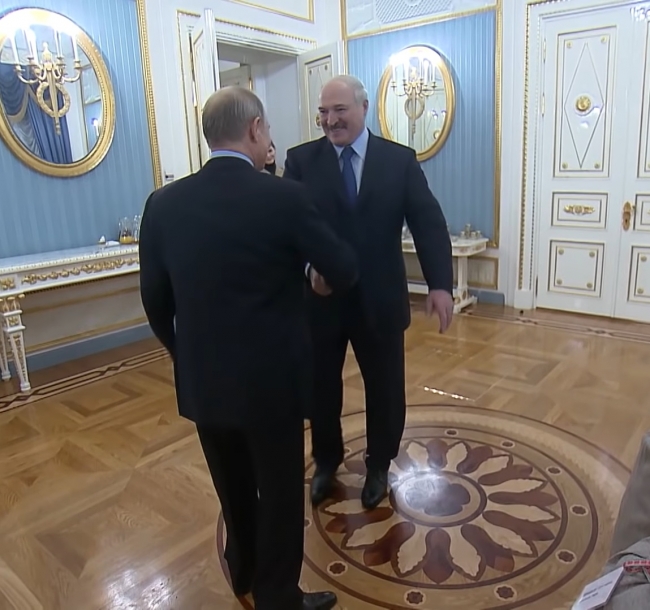 Image for Лукашенко подарил Путину на Новый год четыре мешка картошки