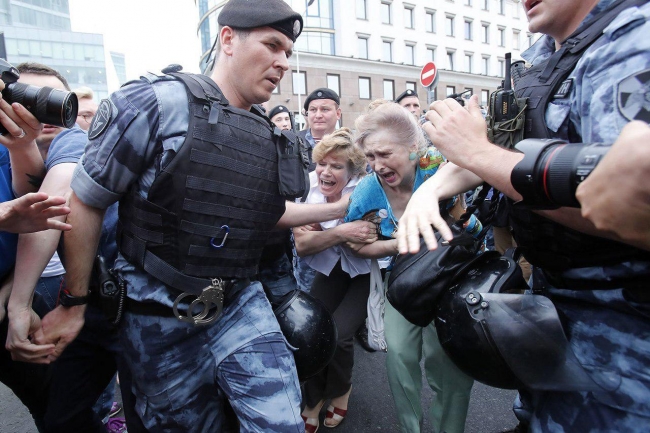 Image for Дубинки, брандспойты и задержания: в Москве проходит шествие в поддержку Ивана Голунова