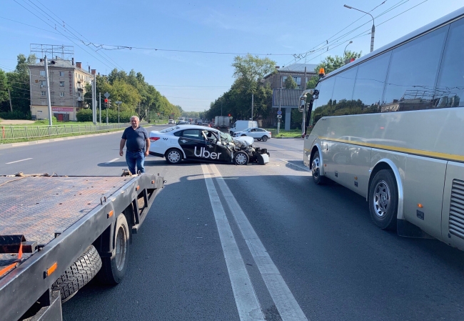 Такси протаранило маршрутный автобус №Т-46 на проспекте Ленина в Нижнем Новгороде