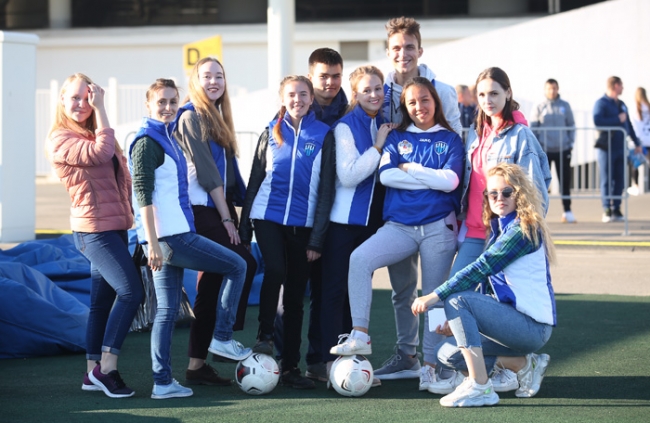 Игроки футбольного клуба «Нижний Новгород» встретились с болельщиками на площадке «Спорт Порт»