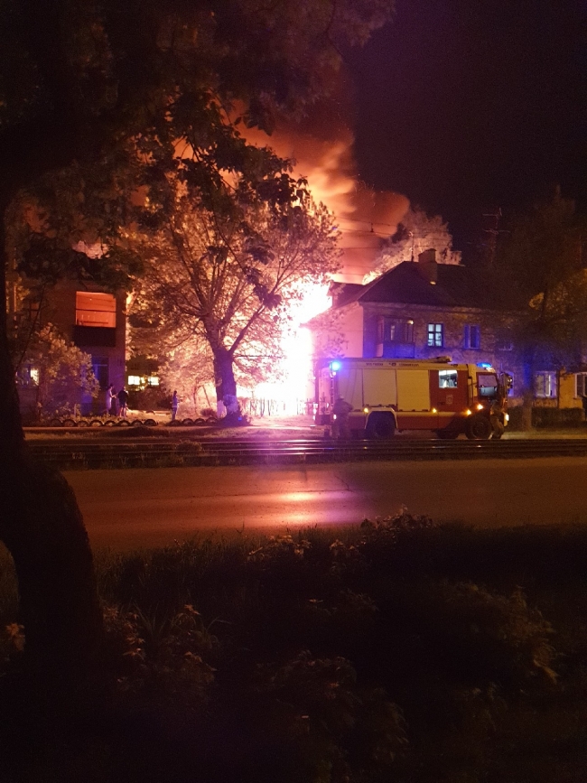 Image for Крупный ночной пожар уничтожил сараи на улице Вождей Революции