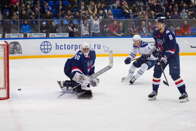 Хоккейный клуб «Торпедо» в Нижнем Новгороде уступил «Динамо» из Москвы в последнем матче осени
