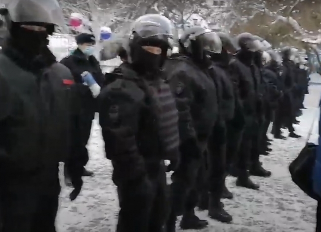 Image for ОМОН перекрыл дорогу протестующим на Большой Покровской в Нижнем Новгороде