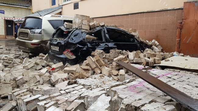 Image for Кирпичная стена обрушилась на припаркованные авто в Канавине