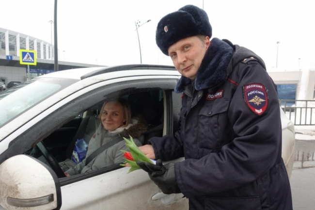 Image for Сотрудники ГИБДД поздравили с 8 марта нижегородских автолюбительниц