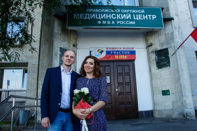 Image for В Нижнем Новгороде влюбленная пара прибыла на голосование на яхте
