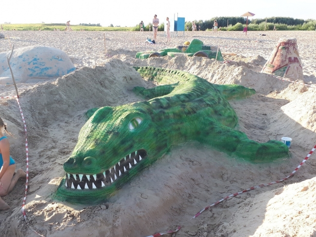 Image for На пляже в Павлове поселились осьминоги, крокодилы и киты из песка