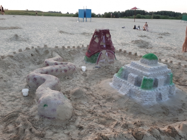 Image for На пляже в Павлове поселились осьминоги, крокодилы и киты из песка