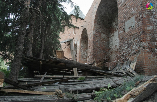 Image for Ураган сорвал кровлю с нескольких башен и стен Нижегородского кремля