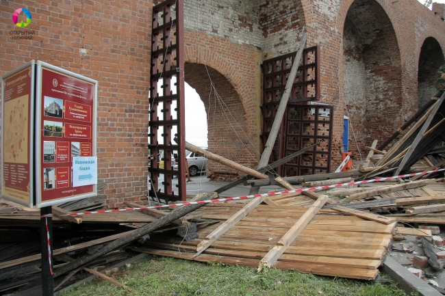 Image for Ураган сорвал кровлю с нескольких башен и стен Нижегородского кремля