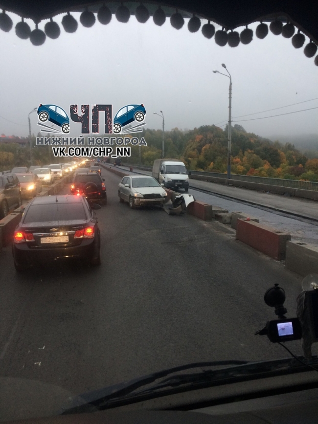 Image for На Мызинском мосту экскаватор протаранил бетонное ограждение