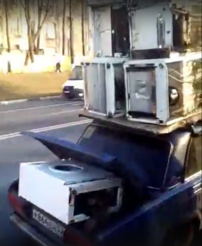 Image for В Нижнем Новгороде ВАЗ-2107 проехался с семью холодильниками на крыше