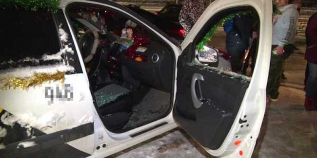 Image for Пассажир расколотил машину женщине-таксисту в Дзержинске