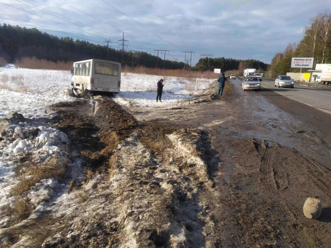 Image for Рейсовый автобус улетел в кювет в Балахнинском районе