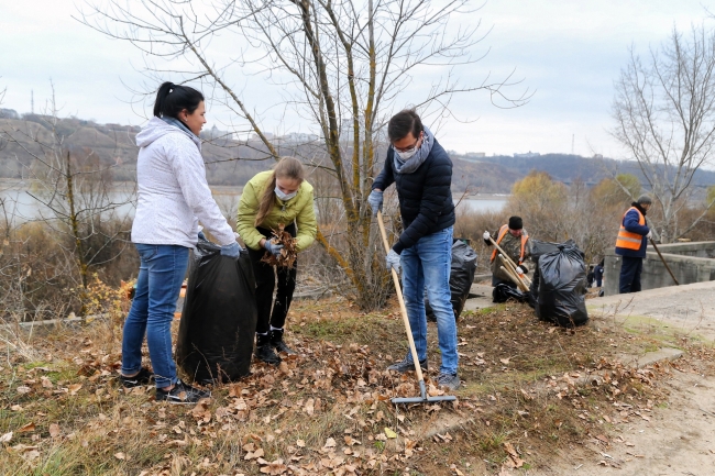 Image for Юрий Шалабаев вместе с волонтёрами принял участие в уборке на набережной Оки