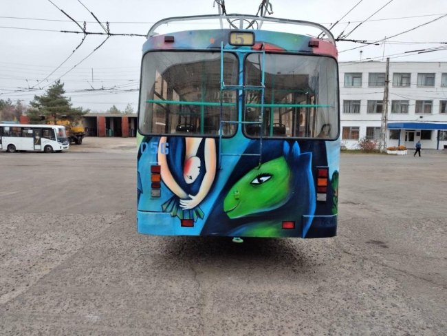 Image for Дзержинские троллейбусы украшают граффити