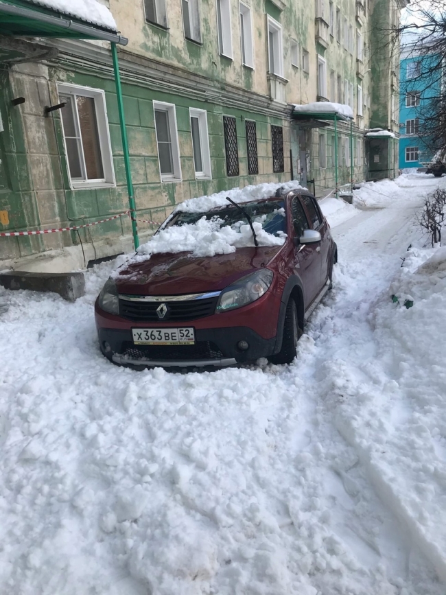 Image for Снежные глыбы рухнули на автомобиль такси в Дзержинске