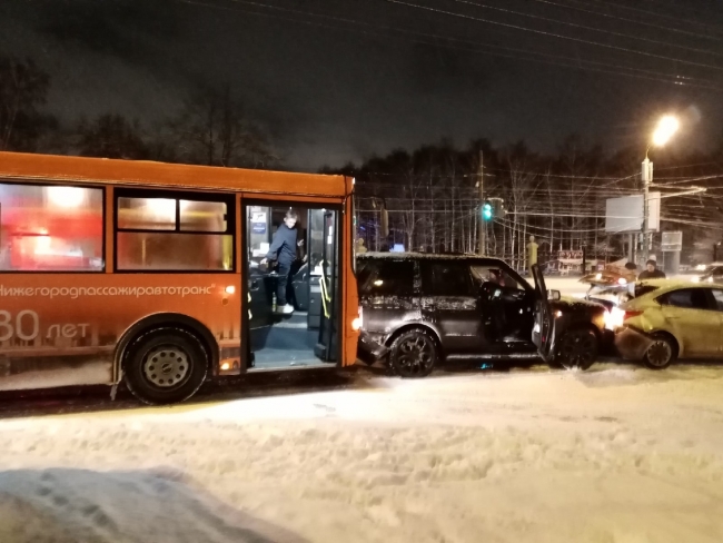 Image for Автобус врезался в иномарку на Сурикова