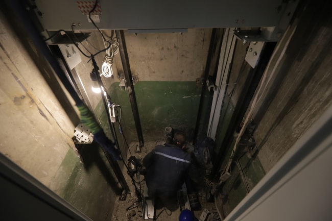Image for Глава города Дзержинска проверил выполнение работ по замене лифтового оборудования в городе