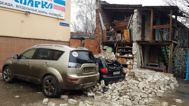Image for Кирпичная стена обрушилась на припаркованные авто в Канавине
