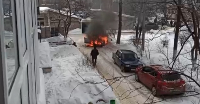Image for Опубликовано видео тушения горящего автомобиля на Мостоотряде в Нижнем