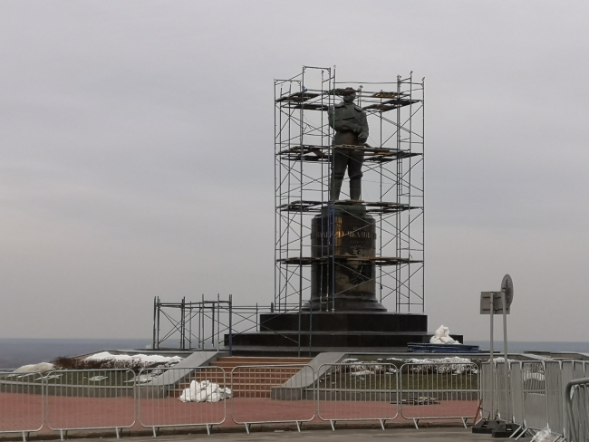 Image for Памятник Чкалову начали  реставрировать на площади Минина и Пожарского 