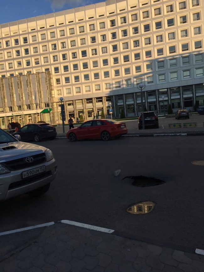 Image for Асфальт обвалился на улице Октябрьской в Нижнем Новгороде