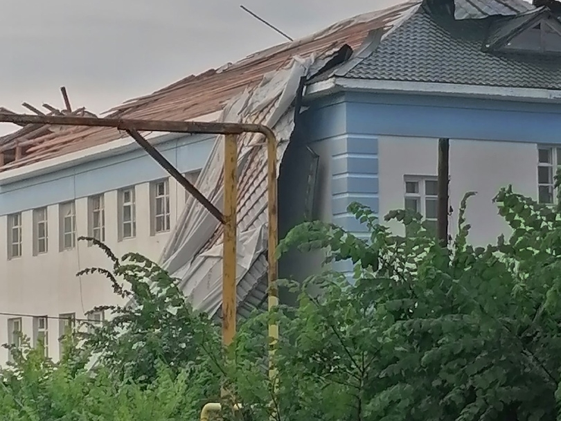 Упавшие деревья, поврежденные крыши: последствия грозы в Нижегородской области