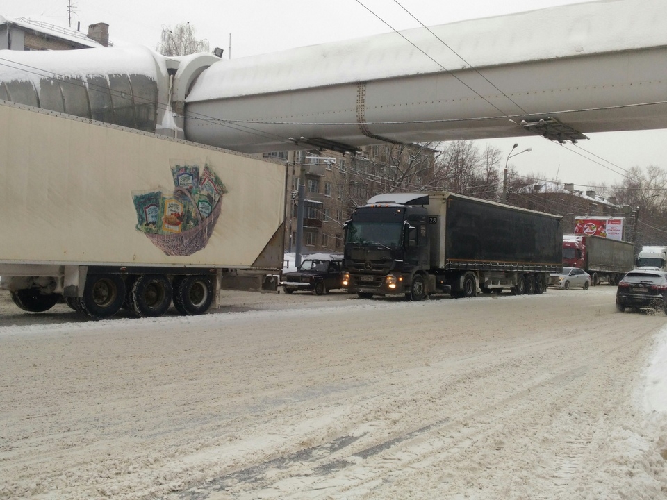 Несколько фур застряли из-за снега и образовали пробку на Московском шоссе в Нижнем Новгороде