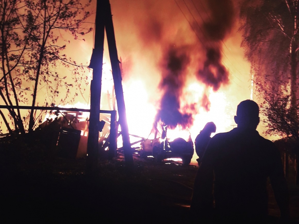 Image for Крупный ночной пожар уничтожил сараи на улице Вождей Революции