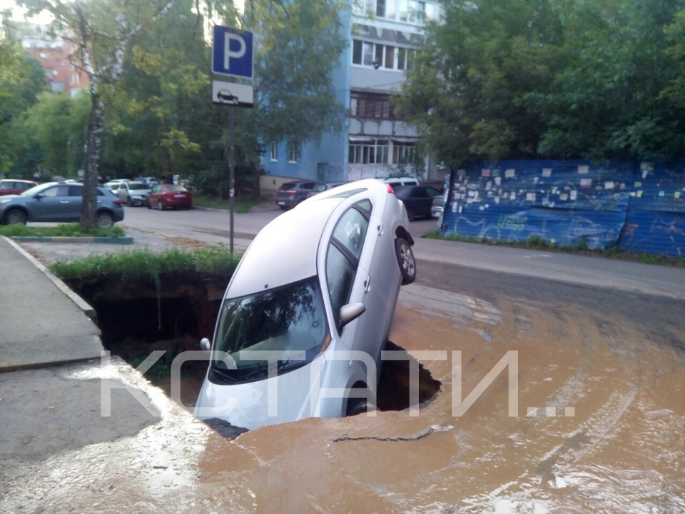 Машина наполовину ушла под землю из-за провала асфальта в центре Нижнего Новгорода