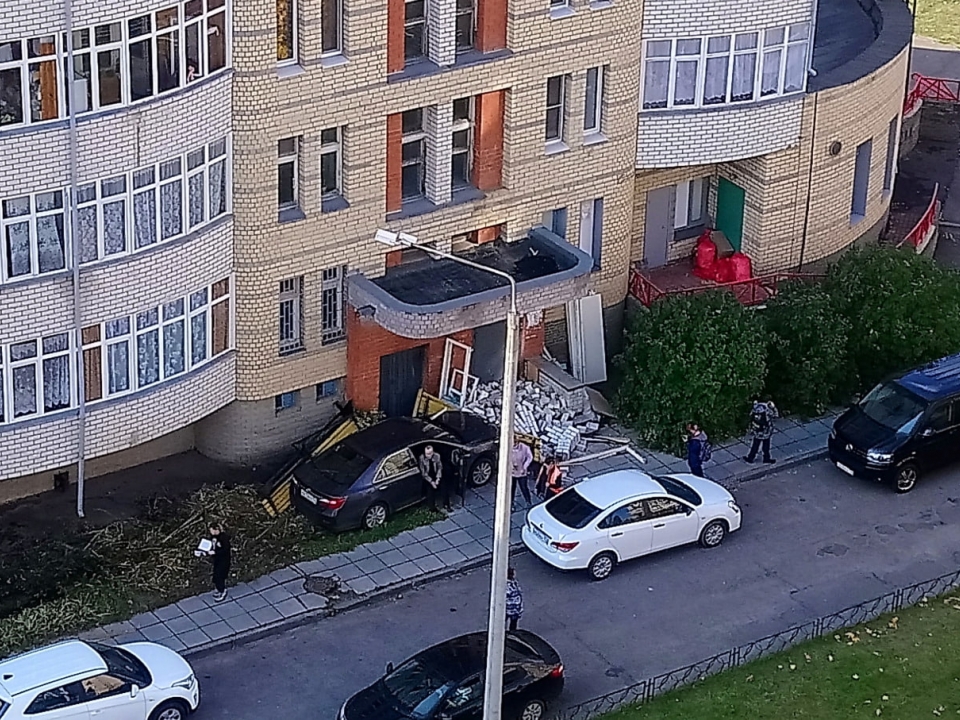 Иномарка снесла кирпичное крыльцо жилой многоэтажки в городе Сарове Нижегородской области