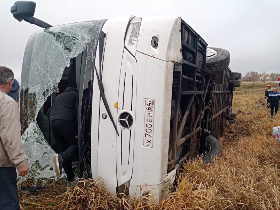 Туристический автобус Mercedes из Саратова опрокинулся в кювет в Гагинском районе Нижегородской области