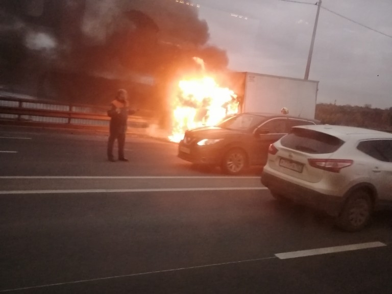«ГАЗель» загорелась после ДТП на Мызинском мосту в Нижнем Новгороде