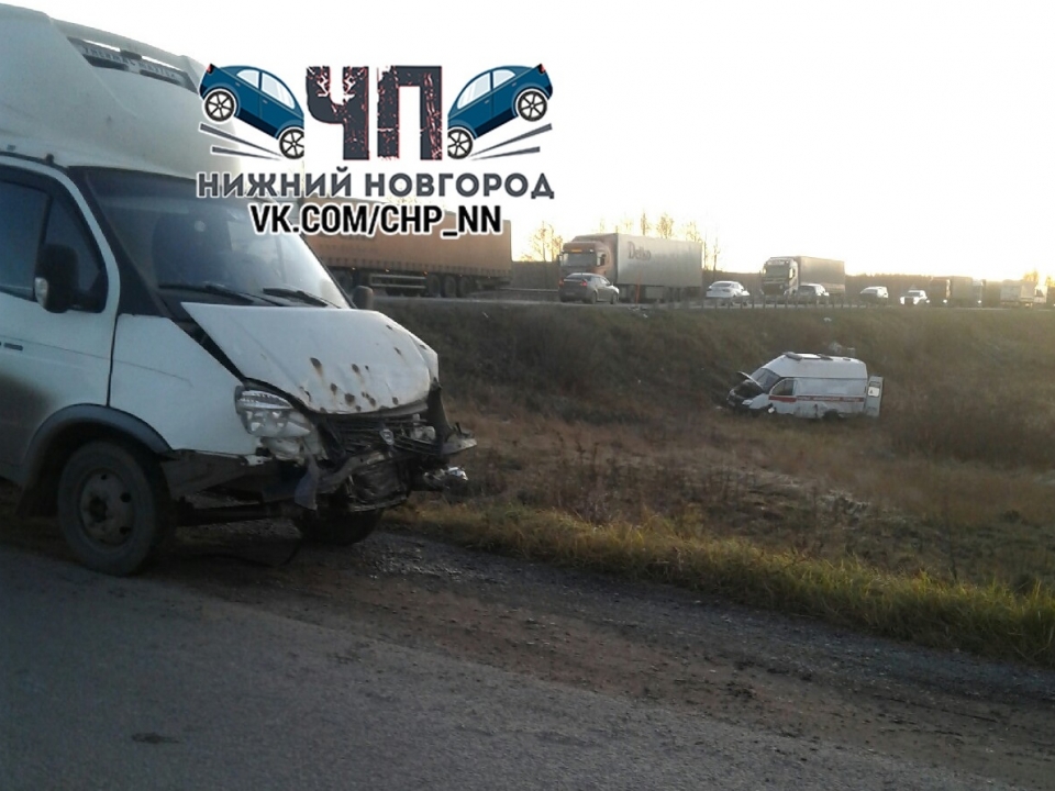 Скорую помощь выбросило на обочину после ДТП на трассе М-7 в Нижегородской области