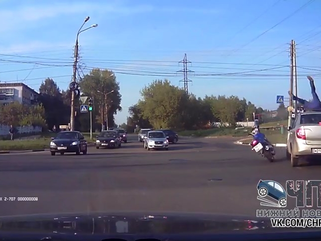 Видео ДТП на улице Ларина в Нижнем: мотоциклист влетел в 