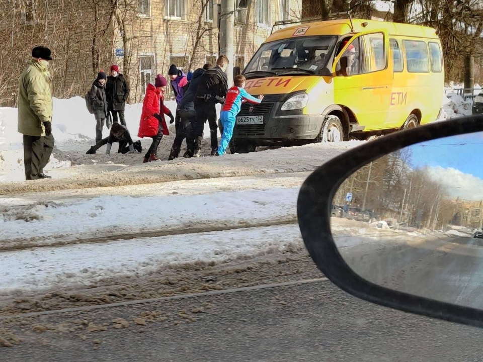 Image for Группа школьников вытащила из снега «ГАЗель» в Нижнем Новгороде