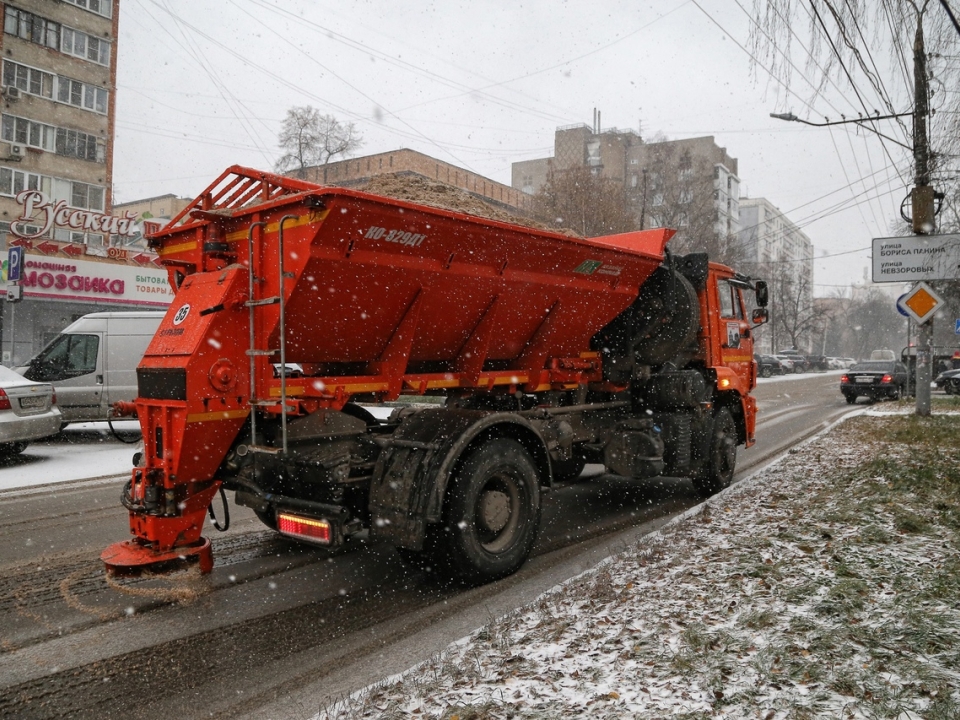 Image for 214 машин чистят нижегородские дороги от снега 12 ноября