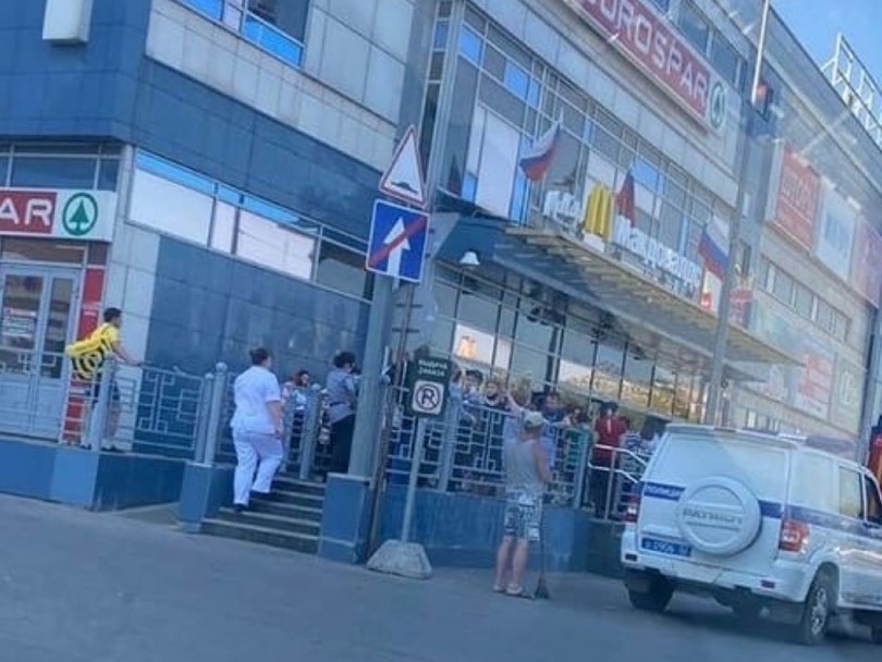 Image for Из нескольких нижегородских ТЦ эвакуировали людей из-за звонков о заложенной бомбе