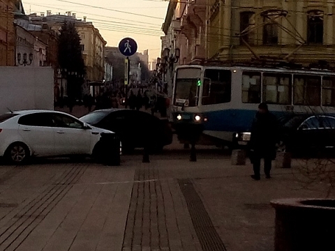 Image for Трамвай врезался в иномарку на Покровке