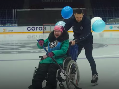 Хоккеист ХК «Сибирь» прокатил по льду фанатку в инвалидном кресле