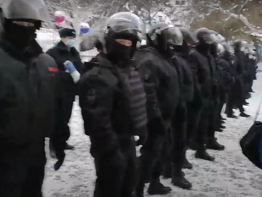 ОМОН перекрыл дорогу протестующим на Большой Покровской в Нижнем Новгороде