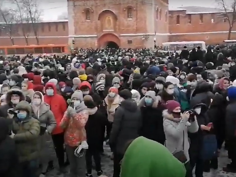 Митингующие нижегородцы заполонили площадь Минина и Пожарского