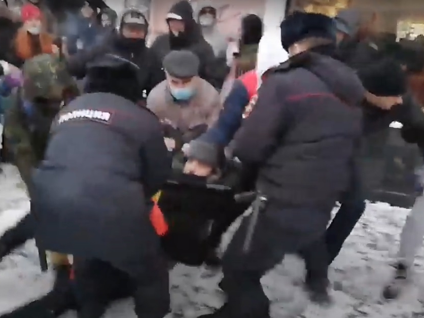 Полицейские задержали участника митинга в поддержку Навального в Нижнем Новгороде