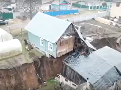 Image for В Кстовском районе жилой дом разломило пополам из-за карстового провала