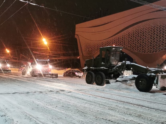 Военная техника убирает снег на дорогах Нижнего Новгорода