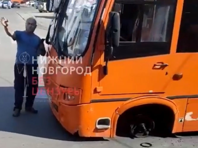 Image for Колесо отвалилось на ходу у маршрутки в Нижнем Новгороде