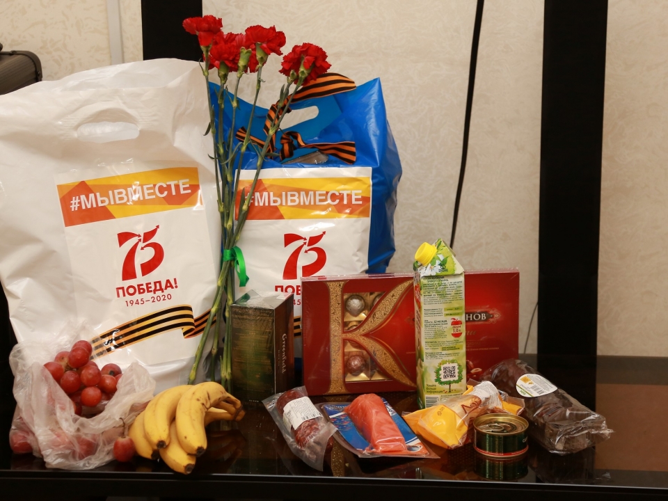 Волонтеры доставляют нижегородским ветеранам праздничные продуктовые наборы